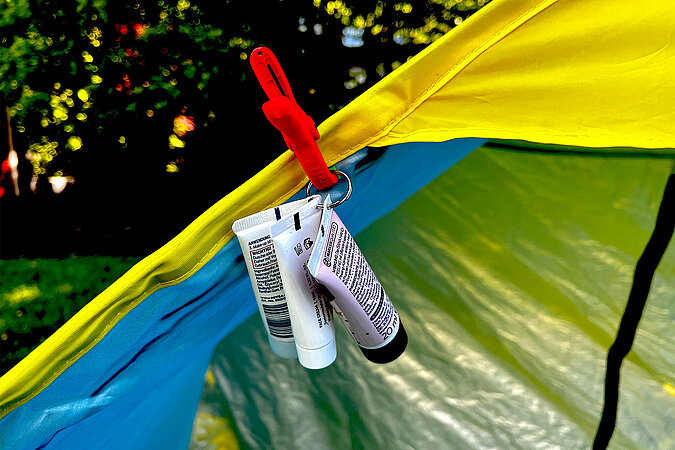 tragbarem Lautsprecher Festival Gadgets für Komfort beim Zelten mit aufblasbarem Sofa und mobiler Dusche Festival Gadgets für Musikfans mit tragbarem Speaker, Kopfhörern und Smartphone-Halterung Festival Gadgets für Ordnung im Zelt mit Organizer, Haken und Aufbewahrungsboxen Festival Gadgets für Stromversorgung mit Solarpanel und Powerbank im Einsatz Festival Gadgets für Essen und Trinken mit Kühlbox, Campinggeschirr und Gaskocher Festival Gadgets für Beleuchtung mit Stirnlampe, LED-Lampe und Lichterkette im Zelt Festival Gadgets für Hygiene mit mobiler Waschstation und Feuchttüchern Festival Gadgets für Schutz vor Wetter mit Regenponcho, Sonnensegel und wasserdichter Tasche Wenn du mir die Bilder einzeln schickst, kann ich die ALT-Texte noch genauer und bildspezifisch optimieren 👍Festival Gadgets im Einsatz beim Camping mit Freunden vor Zelten, tragbarer Lautsprecher und Picknickdecke auf einem FestivalgeländeFestival Gadgets tragbarer Espressokocher in Explosionsdarstellung mit einzelnen Bauteilen für Camping und Festival Festival Gadgets beim entspannten Picknick auf dem Festivalgelände mit Freunden, tragbarer Espressokocher, Snacks und Getränken auf DeckeFestival Gadgets mobiler Wasserfilter im Einsatz beim Camping neben Van, Frau reinigt Ausrüstung am Tisch im FreienFestival Gadgets elektrischer Grillanzünder im Einsatz zum schnellen Entfachen von Holzkohle beim Camping und FestivalFestival Gadgets beim Vanlife Camping mit Mann vor Wohnmobil, Outdoor-Teppich, Tisch und entspannter Sitzgelegenheit auf dem FestivalplatzFestival Gadgets beleuchtetes Zelt bei Nacht mit LED-Lichterkette und tragbarer Lampe auf dem Campingplatz Festival Gadgets tragbare Powerstation in der Hand für mobile Stromversorgung beim Camping in der Nacht Festival Gadgets mobile LED-Lampe mit Powerbank auf Tisch vor Zelt für Licht und Energieversorgung beim FestivalFestival Gadgets mobiler Hochdruckreiniger im Einsatz zur Reinigung eines Bollerwagens beim Camping Festival Gadgets tragbarer Druckreiniger beim Abspülen von Geschirr im Freien auf dem Festival Festival Gadgets mobiler Akku-Reiniger säubert Schuhe gründlich nach matschigem Festivalgelände Festival Gadgets kompakter Hochdruckreiniger beim Reinigen eines Grills neben Van auf dem Campingplatz Festival Gadgets Zeltreinigung mit Bürste entfernt Schmutz und Pollen von der Zeltoberfläche Festival Gadgets mobiler Druckreiniger reinigt Zelt effektiv mit Wasserstrahl beim Camping Festival Gadgets Outdoor-Abwasch mit tragbarem Reiniger und Wasserschüssel auf dem FestivalgeländeFestival Gadgets improvisierter Zeltanker mit gefüllter Flasche als Gewicht zur Sicherung von Abspannleinen Festival Gadgets DIY-Zeltbefestigung mit Flasche und Heringen für stabilen Halt auf weichem Boden Festival Gadgets Befestigungslösung mit Akkuschrauber und Flaschengewicht zum Fixieren von Zeltleinen Festival Gadgets gemütliches Camping am Wohnmobil bei Nacht mit Beleuchtung, Tisch und Stühlen vor dem CamperFestival Gadgets wasserdichtes Zelt im Regen wird mit Imprägnierspray behandelt für besseren Wetterschutz beim Camping Festival Gadgets entspannter Moment im Zelt mit tragbarer Kaffeemaschine und frischem Kaffee beim Festival CampingFestival Gadgets mobiler Luftkompressor zum einfachen Aufpumpen von Autoreifen vor der Abfahrt zum Festival Festival Gadgets elektrische Luftpumpe im Einsatz beim Aufblasen einer Luftmatratze neben Zelt auf dem CampingplatzFestival Gadgets kompakte Kühlbox im Campervan Innenraum für gekühlte Getränke und Lebensmittel beim Camping am SeeFestival Gadgets Grill reinigen mit Aluminiumfolie als DIY-Trick zur einfachen Entfernung von Schmutz und Rückständen Festival Gadgets DIY-Grillreinigung mit zusammengeknüllter Alufolie auf dem Rost für schnelles Säubern beim CampingFestival Gadgets DIY-Smartphonehalter aus Papprolle, Bechern, Schere und Klebeband für Camping und Festival Festival Gadgets selbstgemachter Handyhalter aus Bechern und Papprolle zur stabilen Positionierung im Zelt Festival Gadgets Smartphone im Becher als improvisierter Lautsprecher und Halter für besseren Sound beim FestivalFestival Gadgets nasse Kleidung im Zelt trocknen mit improvisierter Aufhängung an der Zeltwand Festival Gadgets Wäscheleine am Zelt mit Klammern befestigt für schnelles Trocknen von Kleidung beim Camping Festival Gadgets Zeltbeleuchtung mit aufgehängter Taschenlampe für bessere Sicht im Innenraum bei Nacht Festival Gadgets praktische Zeltorganisation mit Lebensmitteln, Kocher und Geschirr ordentlich im Innenzelt platziertFestival Gadgets Schuhreparatur mit Klebeband zur schnellen Fixierung einer kaputten Sohle beim Camping Festival Gadgets DIY-Schuhfix mit Tape stabilisiert Sneaker-Sohle für längere Haltbarkeit auf dem FestivalFestival Gadgets Zahnpasta und Hygieneartikel mit Klammer im Zelt aufgehängt für mehr Ordnung beim Camping