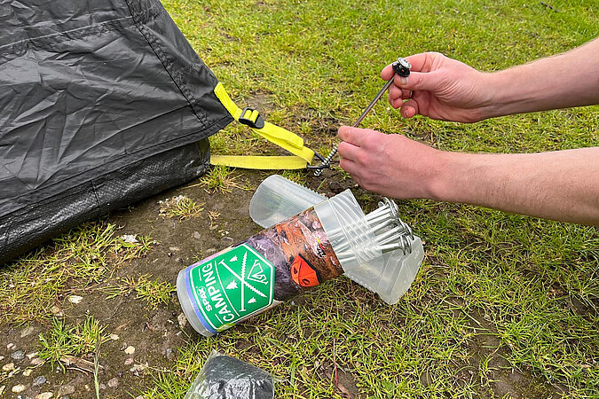 Festival Gadgets Zeltschraube statt Hering zur Sicherung von Abspannleinen