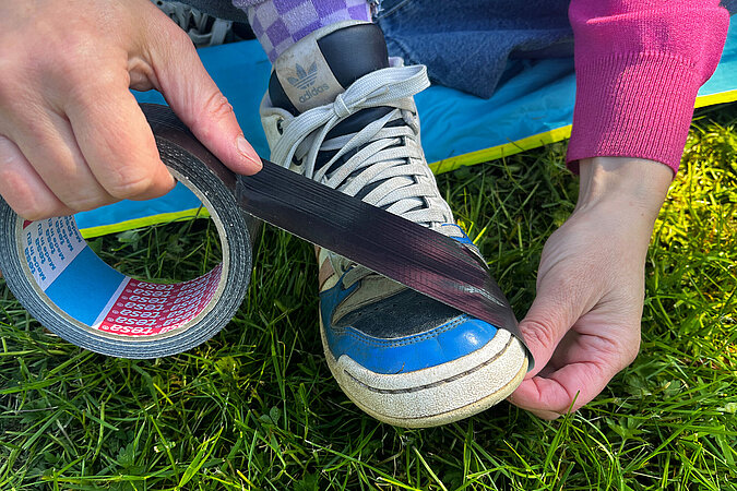 Festival Gadgets Schuhreparatur mit Klebeband zur schnellen Fixierung einer kaputten Sohle beim Camping