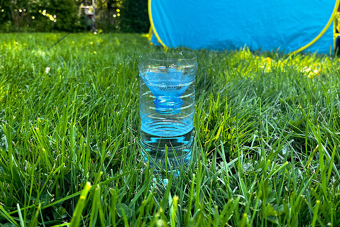 Festival Gadgets improvisierter Insektenfalle aus Flasche im Einsatz auf dem Festivalgelände 