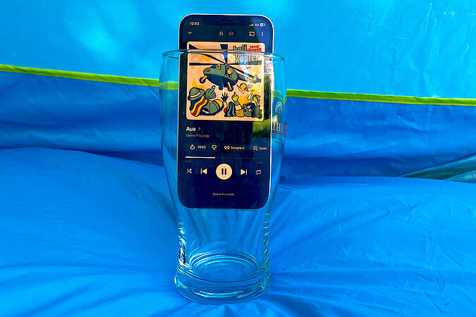 Festival Gadgets Smartphone im Becher als improvisierter Lautsprecher und Halter für besseren Sound beim Festival