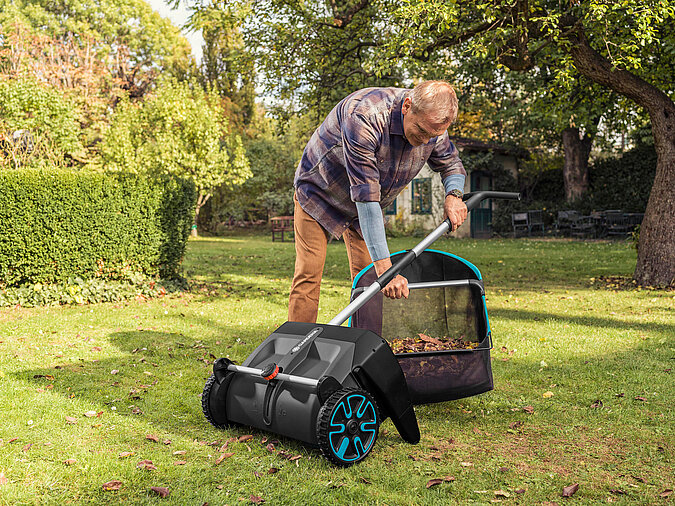 Laub und Gartenreste werden im naturnahen Garten mit einem Bürstensystem aufgenommen und gesammelt.