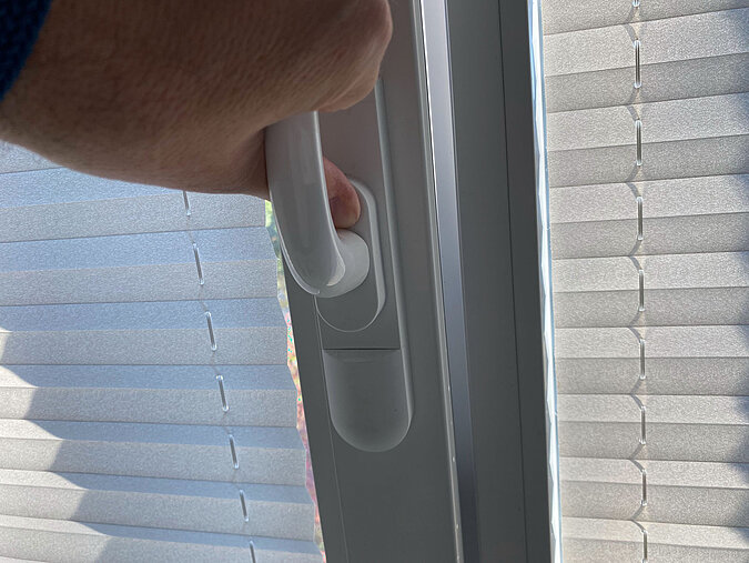 Fenster wird geöffnet, um richtig zu lüften