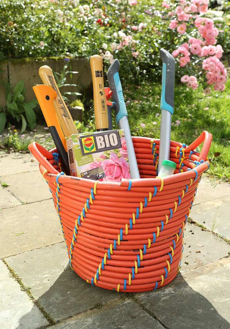 Schlauchkorb für Gartenutensilien