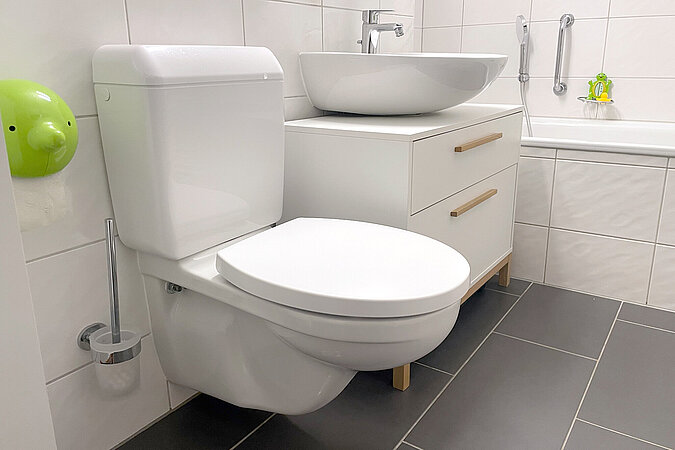 Klodeckel wechseln & pflegen – Bad mit weissen Badmöbeln und neu montiertem WC-Sitz Durounbreakable