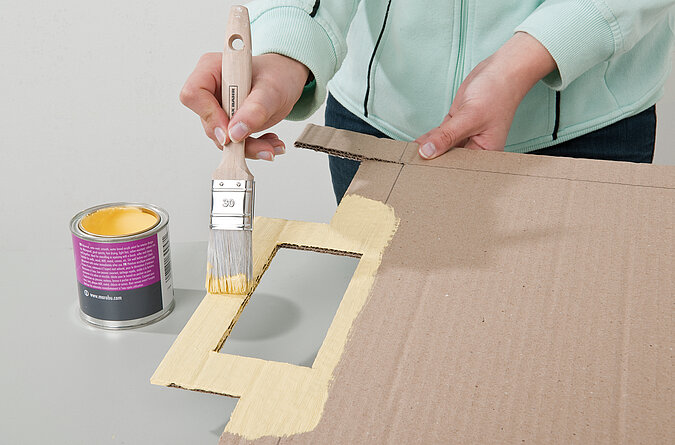 Tipp Kick basteln: Bereiche um das Tor werden mit Acryfarbe gestaltet
