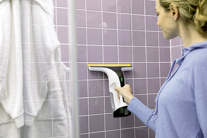 Um Schimmel zu vermeiden, sollte Wasser nach dem Duschen mit einem Abziehen entfernt werden