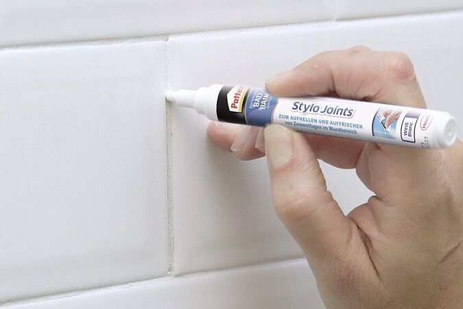 Fugenstift zur Auffrischung von Zemetfugen im Bad