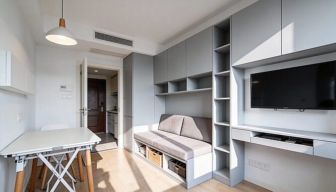 WG Zimmer einrichten mit maßgefertigten Einbaumöbeln, integriertem Bett und viel Stauraum für kleine Zimmer.