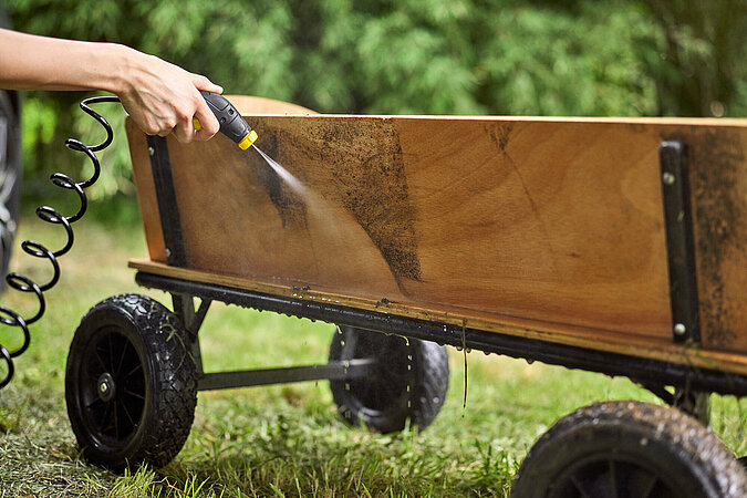 Festival Gadgets mobiler Hochdruckreiniger im Einsatz zur Reinigung eines Bollerwagens beim Camping