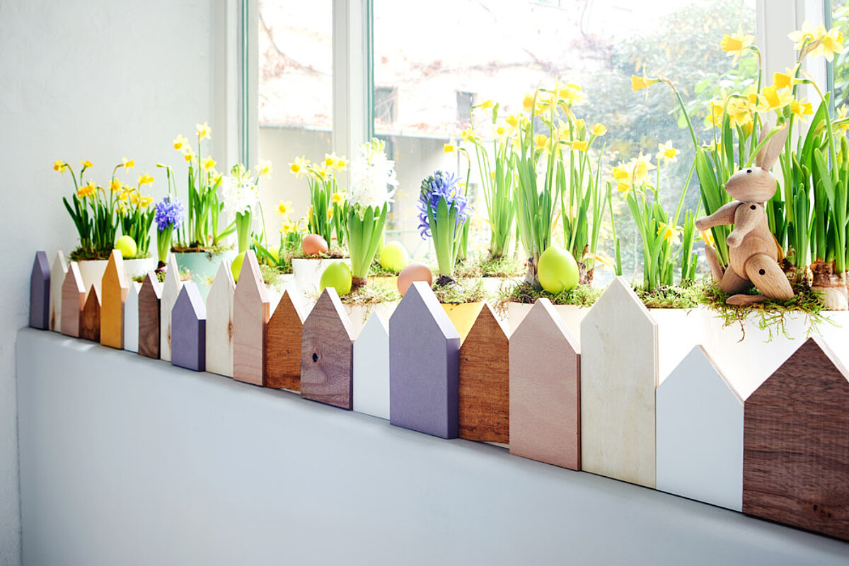 Frühlings-Deko aus Holz für die Fensterbank