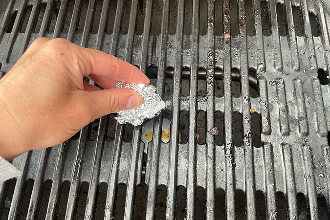 Festival Gadgets Grill reinigen mit Aluminiumfolie als DIY-Trick zur einfachen Entfernung von Schmutz und Rückständen