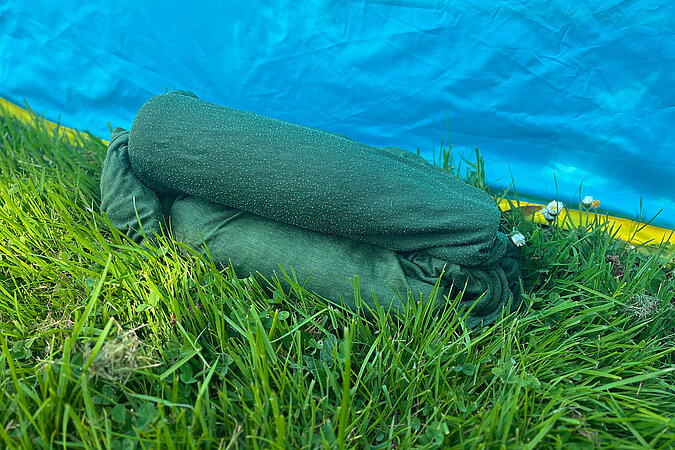 Festival Gadgets Getränke in nasses T-Shirt wickeln und im schatten länger kühl halten