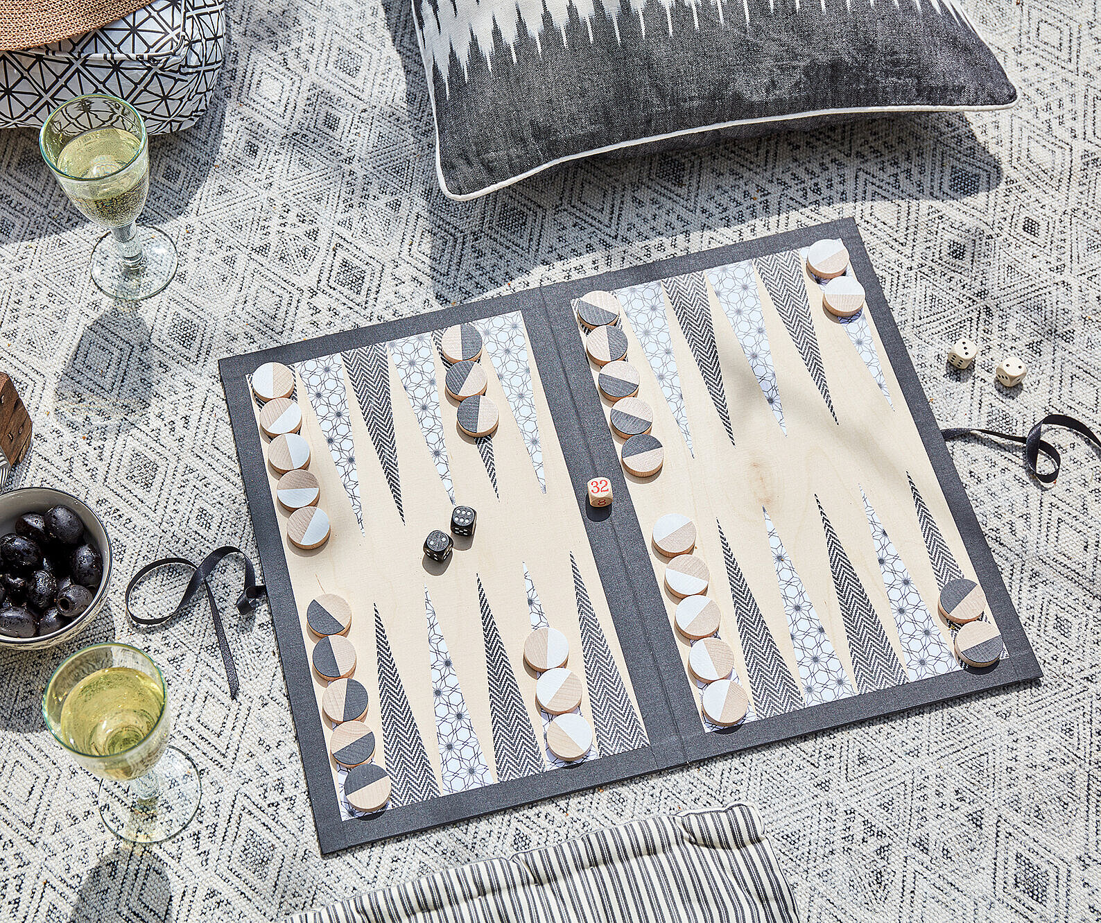 Backgammon-Spiel selber basteln – Klappbrett einfach gestalten
