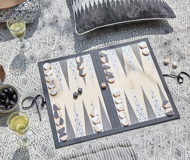 Backgammon Spiel: Selbst gebautes Spielbrett mit Würfeln und Spielsteinen im Einsatz.