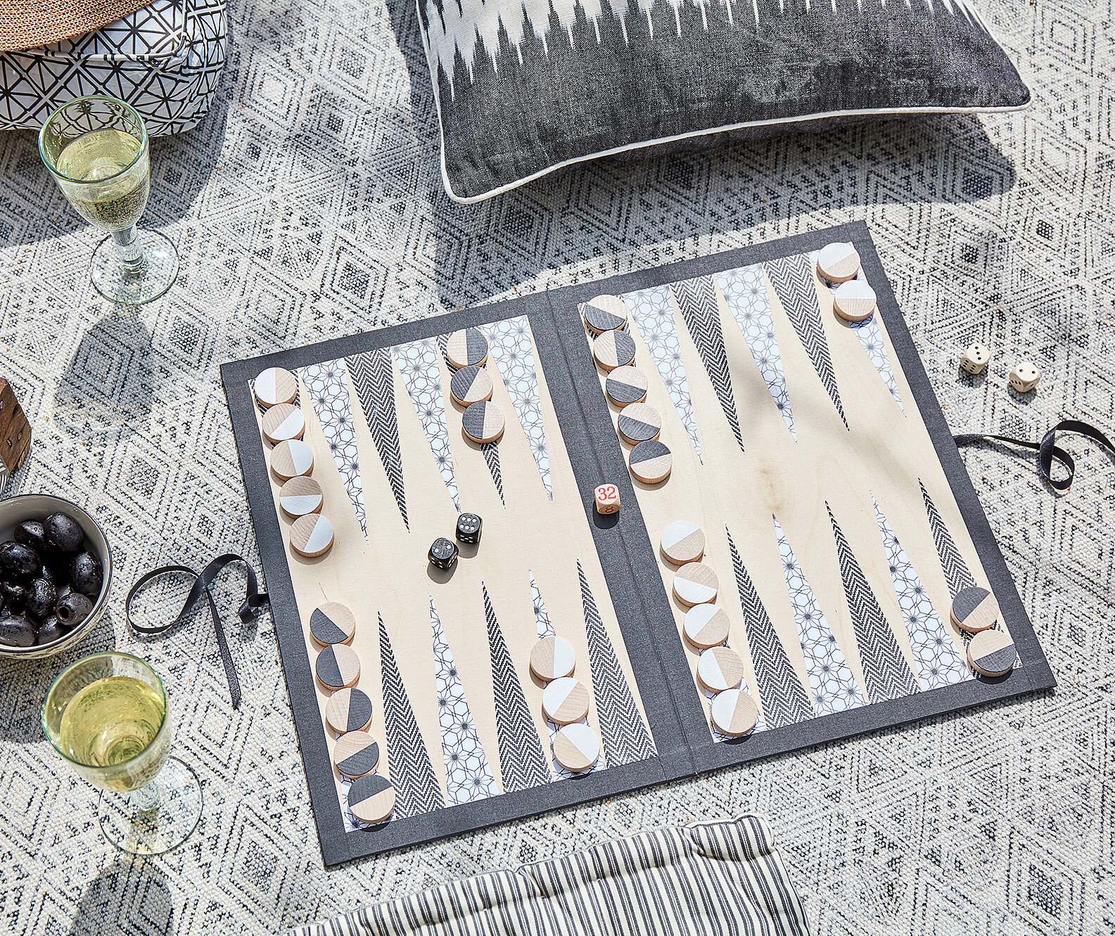 Backgammon-Spiel selber basteln – Klappbrett einfach gestalten