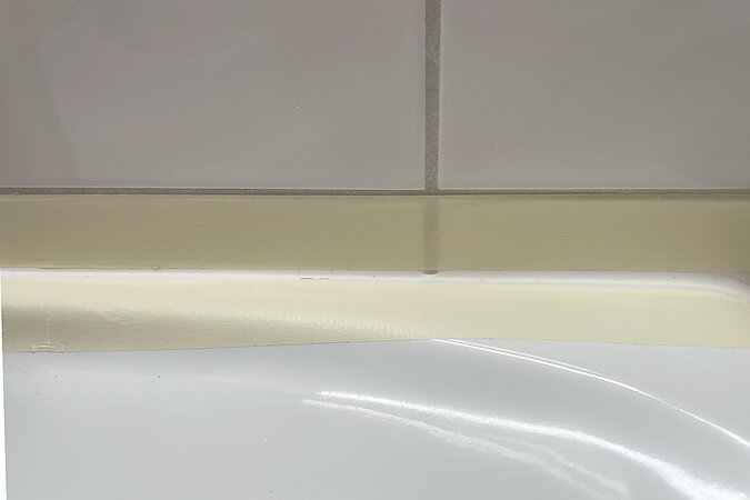 Detailaufnahme der abgeklebten Silikonfuge als Vorbereitung zum Silikonfugen auffrischen.