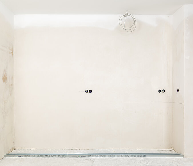 Wandnische Trockenbau: Bodenprofil für die Unterkonstruktion der neuen Küchenwand ausrichten.