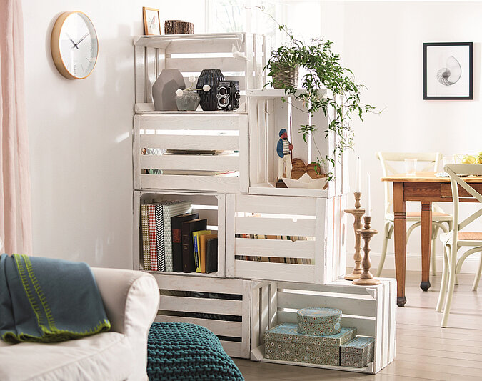 WG Zimmer einrichten mit selbst gebauten Regalen aus Holzkisten für günstigen Stauraum und eine individuelle Einrichtung.