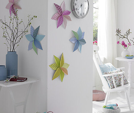 Papierblüten für die Wand basteln