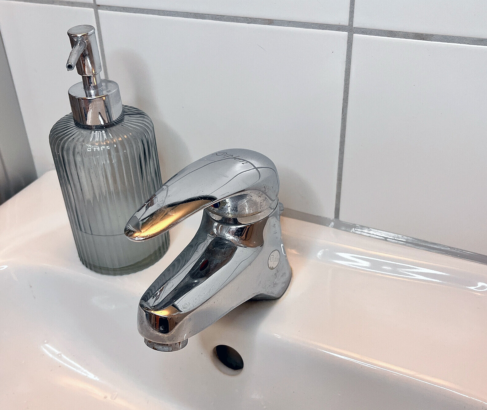 Silikonfuge auffrischen & alte Fugen einfach erneuern
