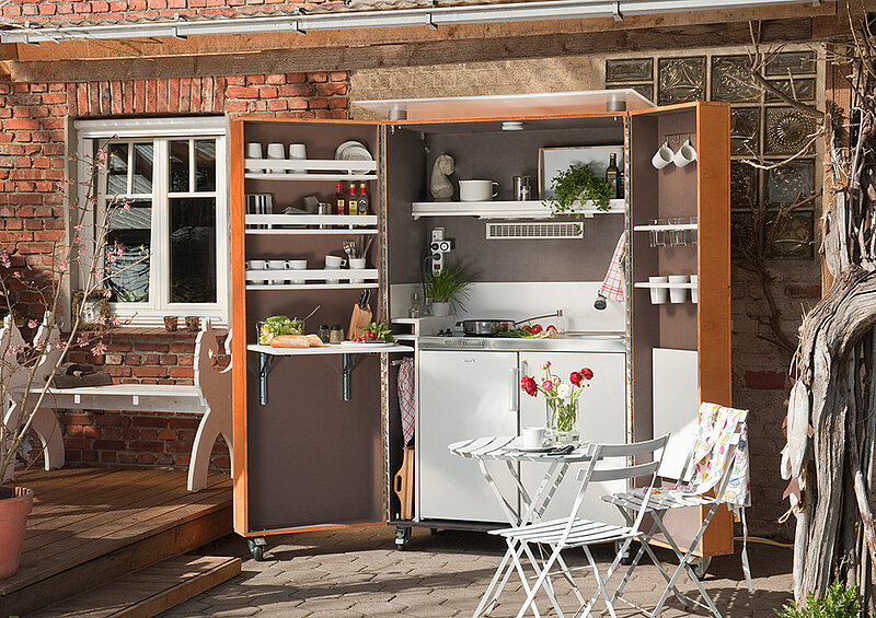 Outdoorküche aus altem Schrank