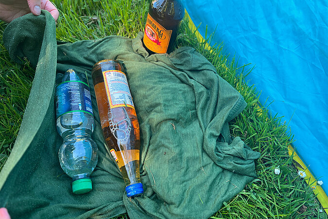 Festival Gadgets Getränke in nasses T-Shirt wickeln und im schatten länger kühl halten
