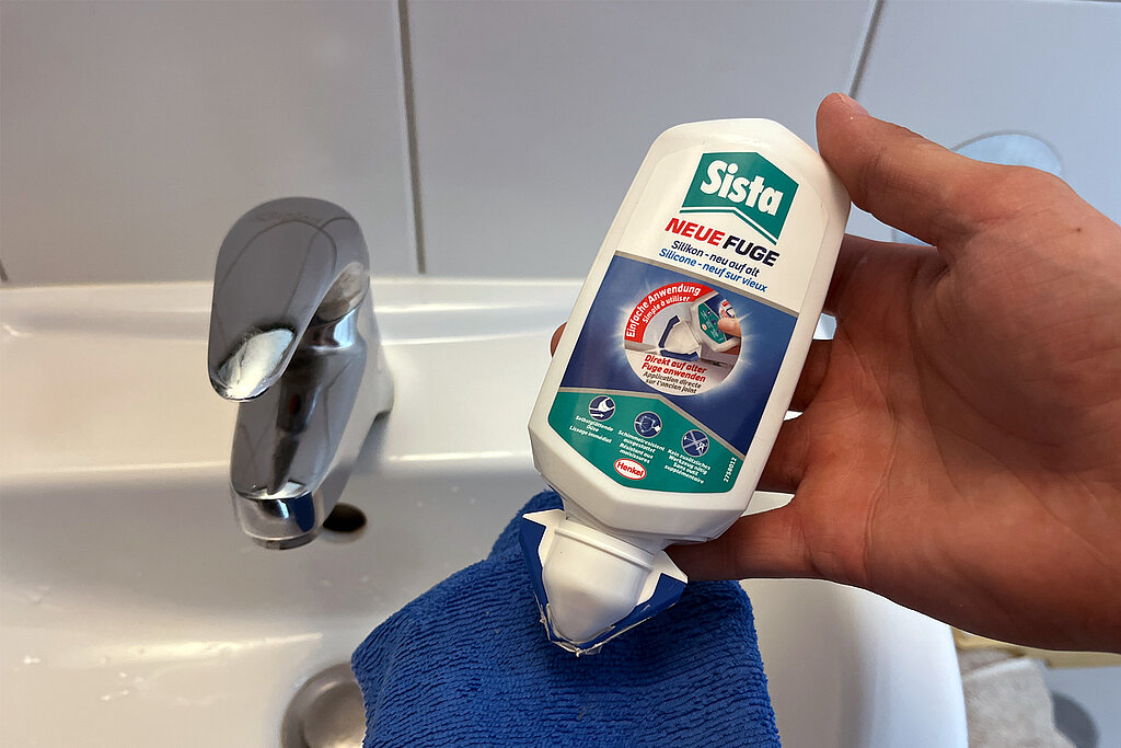 Nach dem Silikonfugen auffrischen überschüssige Reparaturmasse an dem Applikator mit einem feuchten Mikrofasertuch entfernen.