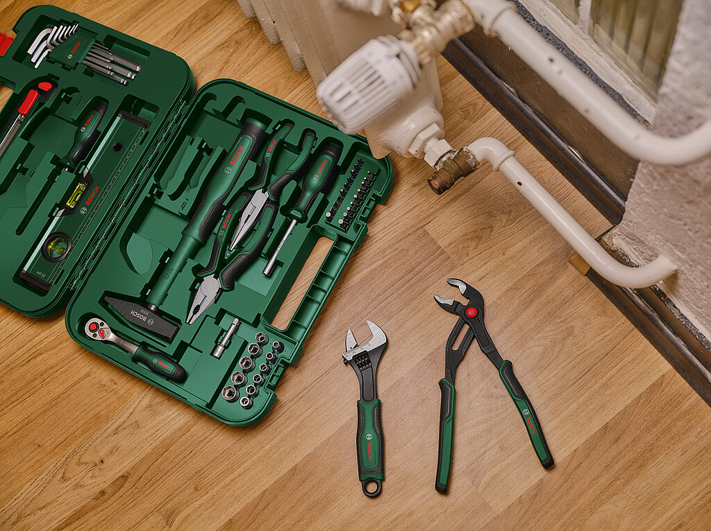 WG Zimmer einrichten: Grundausstattung mit Werkzeug wie Schraubendrehern, Zangen und Schraubenschlüsseln für den Aufbau von Möbeln und DIY-Projekten.