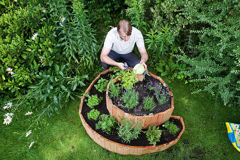 Kräuterspirale für den Garten bauen