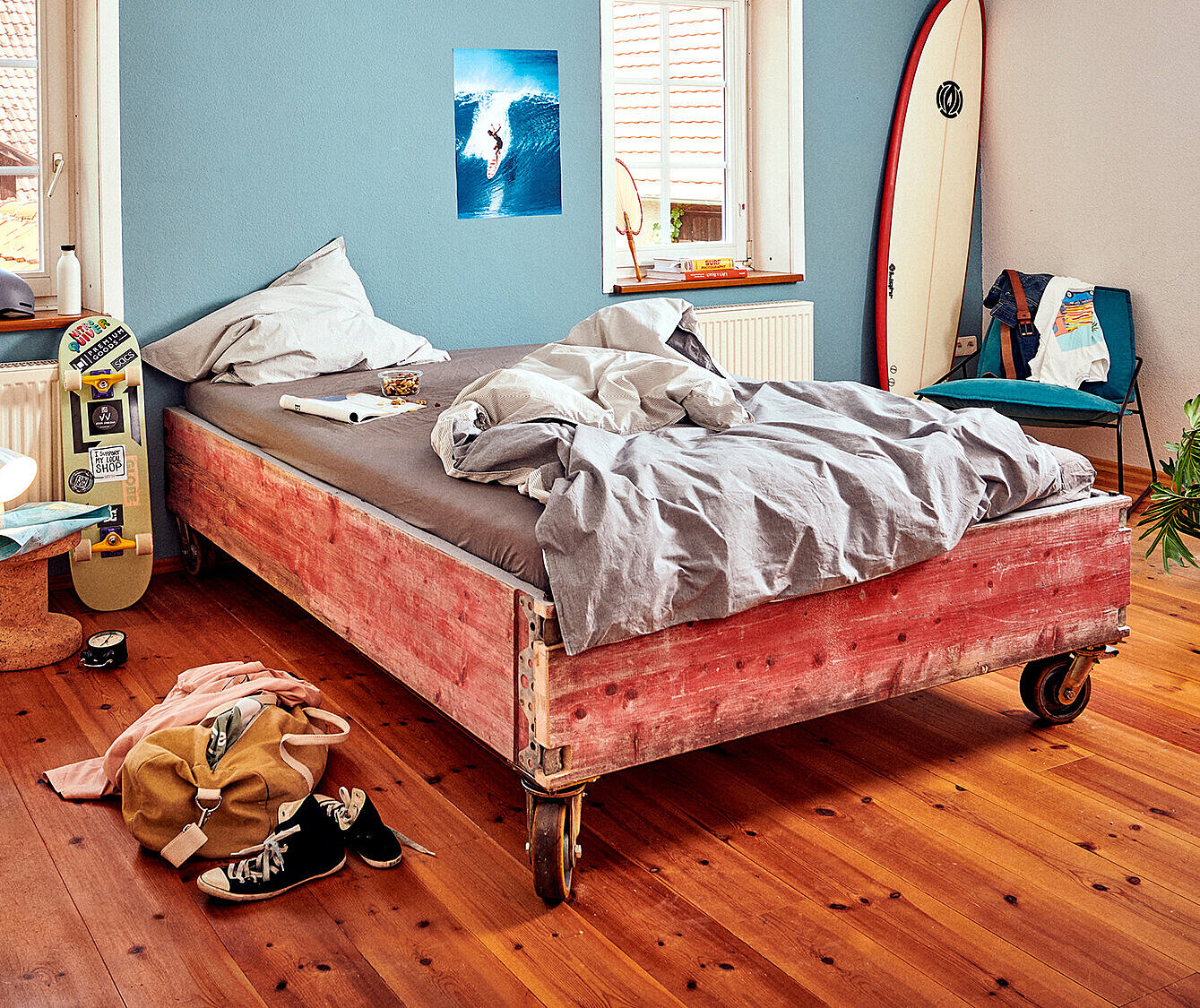 DIY-Bett aus Gerüstbohlen: Rustikal, stabil & nachhaltig