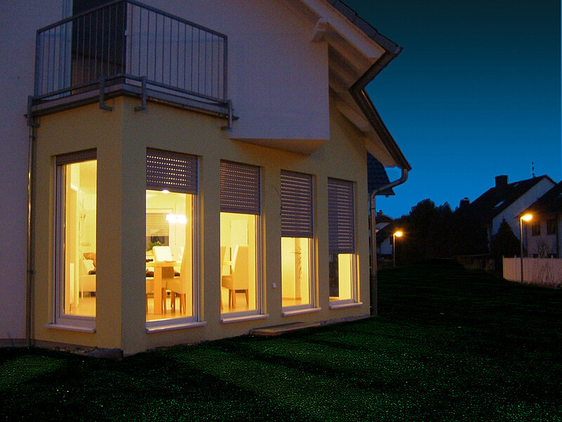 Haus erleuchtet in der Nacht Einbrecherschutz