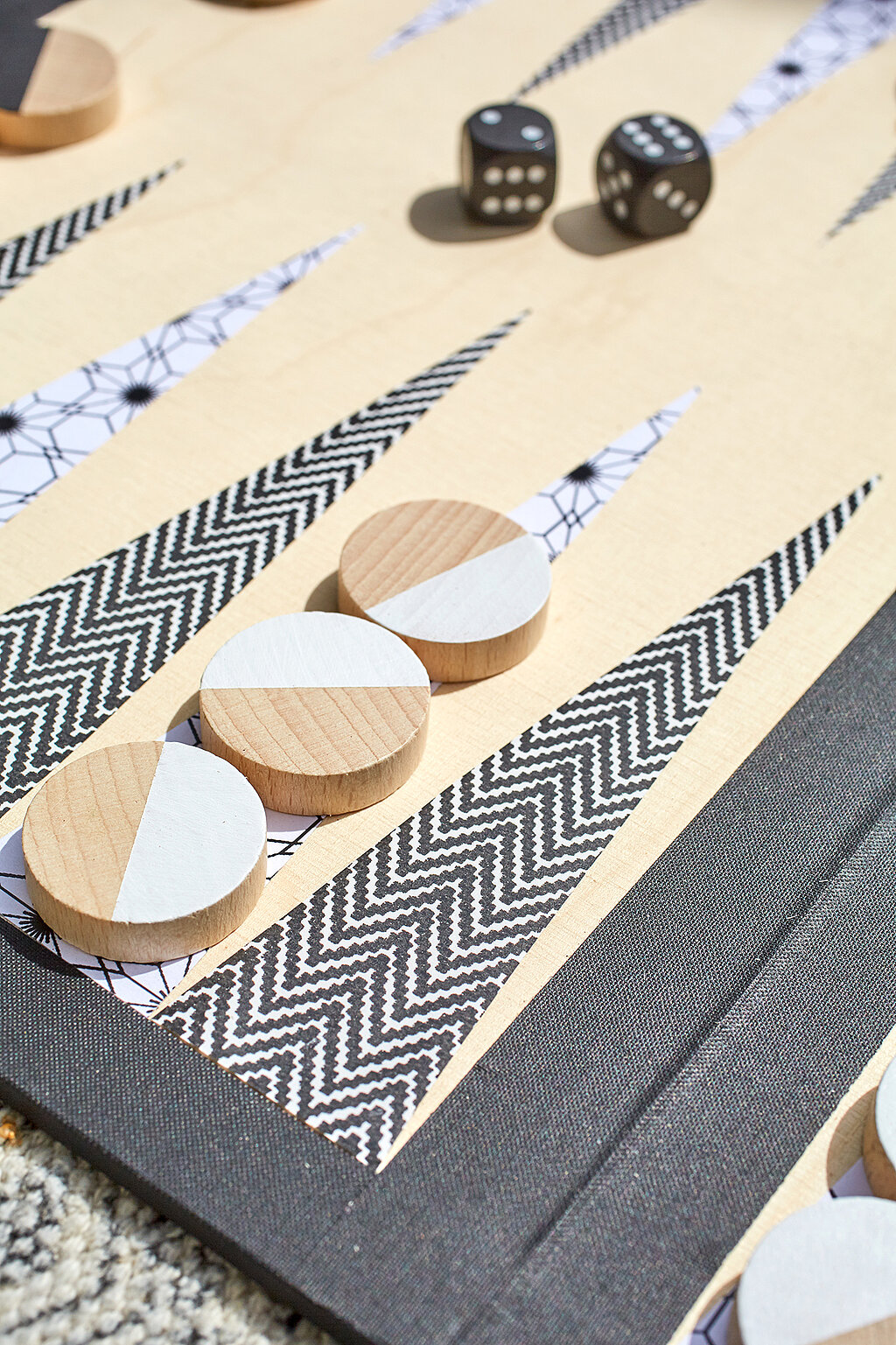 Backgammon-Spiel selber basteln – Klappbrett einfach gestalten