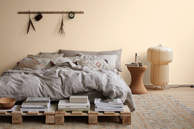 WG Zimmer einrichten mit einem DIY-Bett aus Europaletten als günstige und individuelle Lösung für das Schlafzimmer.