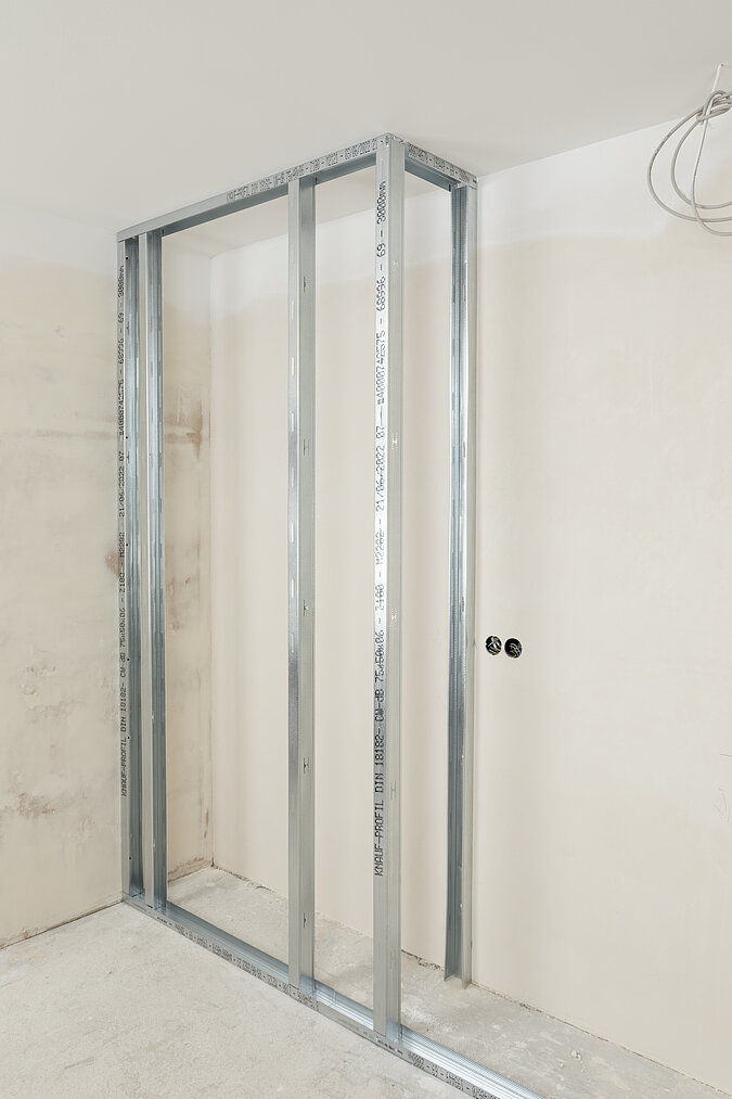 Wandnische Trockenbau: Metall-Unterkonstruktion mit senkrechten CW-Profilen und Deckenprofil montieren.