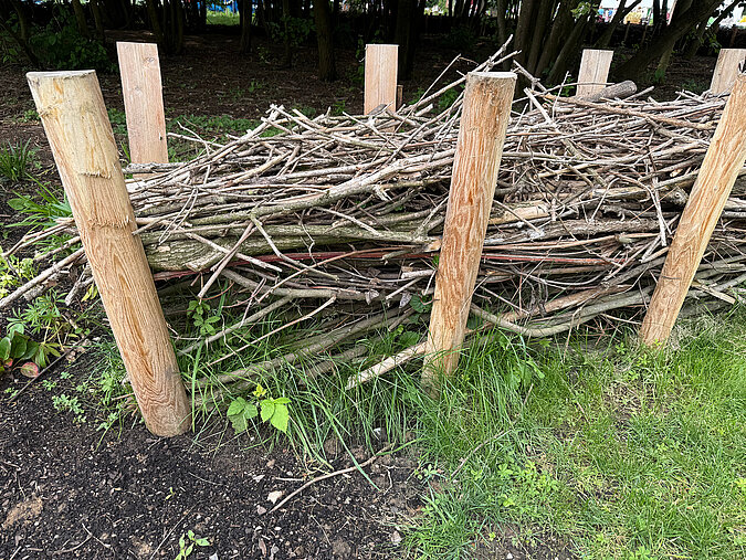 Gesammeltes Schnittgut aus Ästen und Zweigen nach dem Gehölzschnitt im Garten.