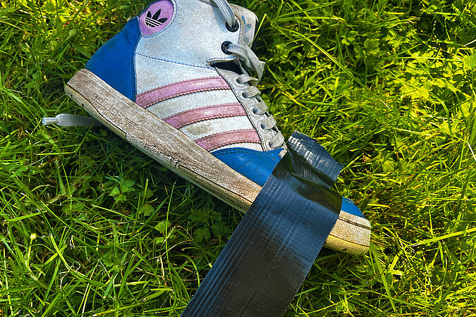 Festival Gadgets DIY-Schuhfix mit Tape stabilisiert Sneaker-Sohle für längere Haltbarkeit auf dem Festival