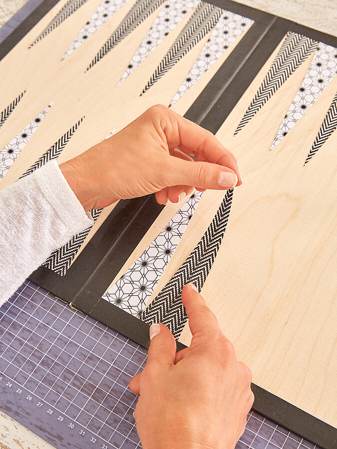 Backgammon Spiel: Gemusterte Dreiecke bilden das klassische Spielfeld des Brettspiels.