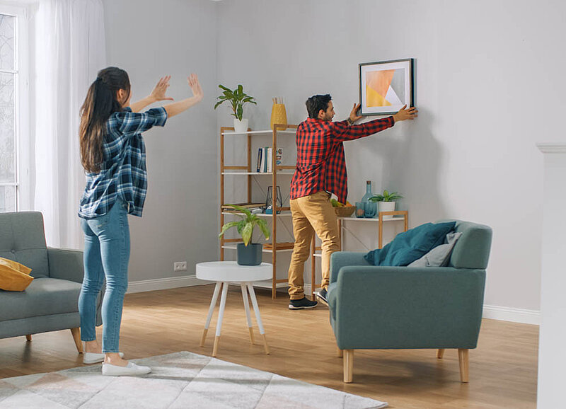 Pärchen Wohnzimmer Bild aufhängen