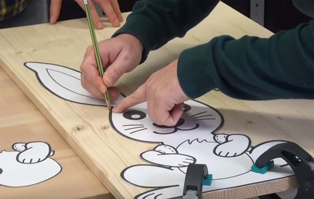 Osterhase Schablone auf Holz nachzeichnen