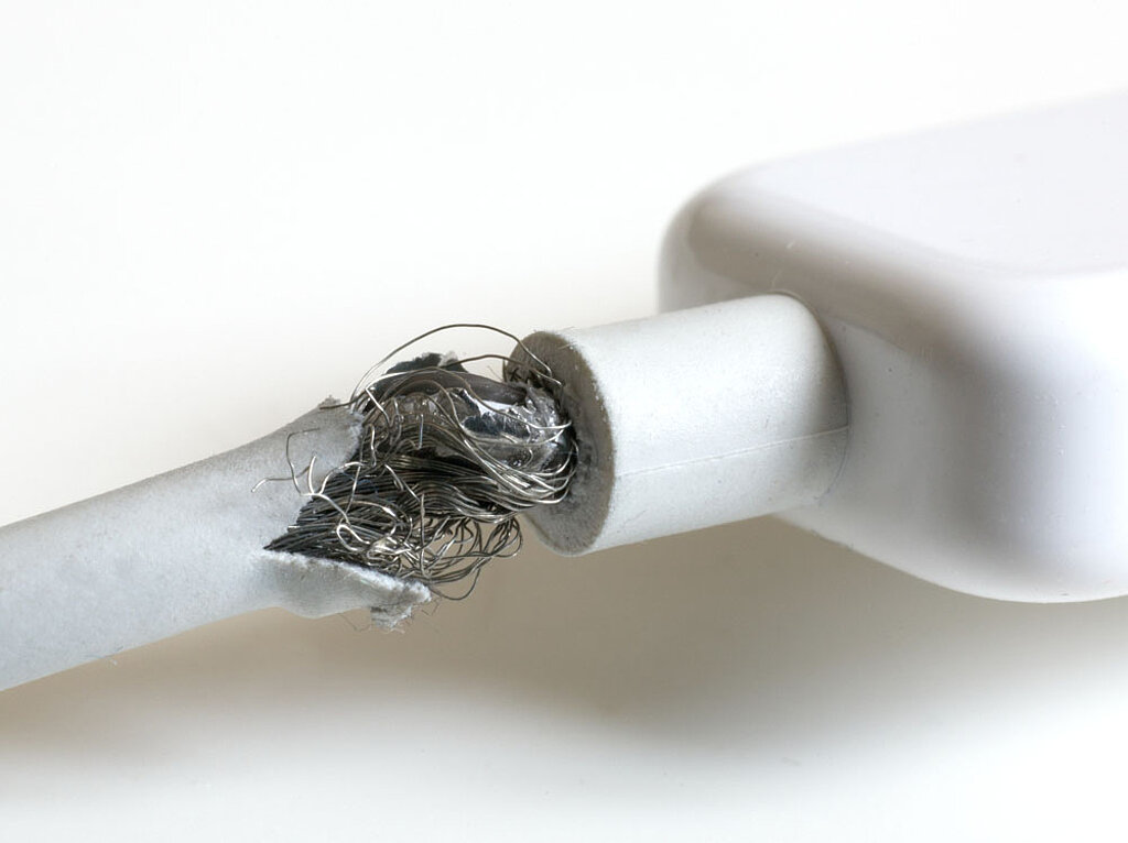 Gebrochenes Kabel, blanke Drähte
