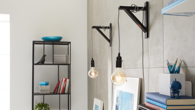 WG Zimmer einrichten mit selbst gebauten Wandleuchten aus Metallwinkeln für eine stilvolle Beleuchtung und mehr Wohnlichkeit.