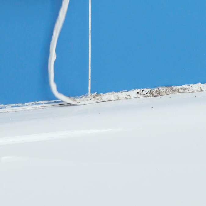 Schimmelige Silikonfugen in der Dusche werden mit Fugenhai entfernt