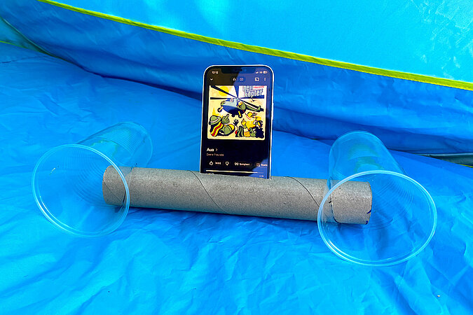 Festival Gadgets DIY-Lautsprecherverstärker Smartphone aus Bechern und Papprolle im Zelt