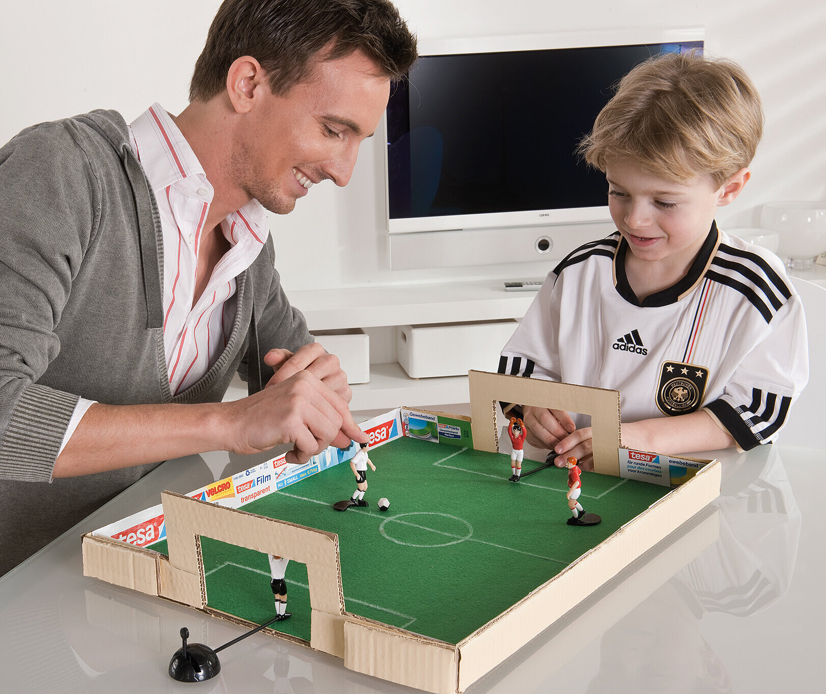 tipp kick spiel als selbst gebastelter tischkicker aus pappe und filz für kinder