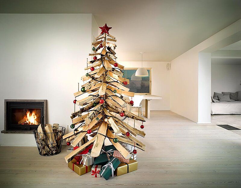 Ungewöhnlicher Weihnachtsbaum aus Holzscheiten