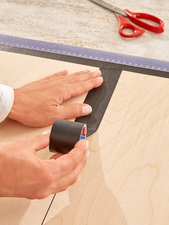 Backgammon Spiel: Zwei Holzplatten werden mit Gewebeband zu einem Klappbrett verbunden.